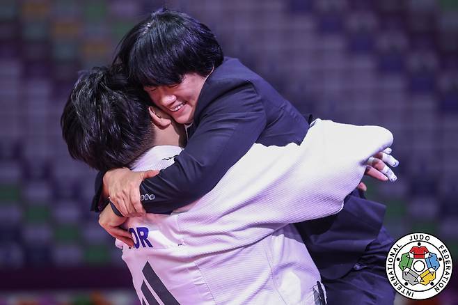 이현지가 우승 후 정성숙 여자 대표팀 감독과 기쁨을 나누고 있다. /IJF