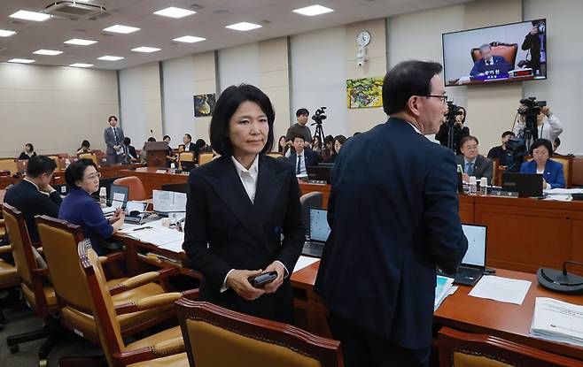 과방위 '이진숙 국감 제척안' 표결에 퇴장하는 국민의힘     (서울=연합뉴스) 신현우 기자 = 12일 국회 과학기술정보방송통신위원회 전체회의에서 위원장인 더불어민주당 송기헌 의원이 국민의힘 이진숙 의원을 방송미디어통신위원회 국정감사에서 배제하는 제척의 건 표결을 진행하자 이 의원 등 국민의힘 과방위원들이 항의하며 회의실을 떠나고 있다. 2026.10.12     nowwego@yna.co.kr (끝)