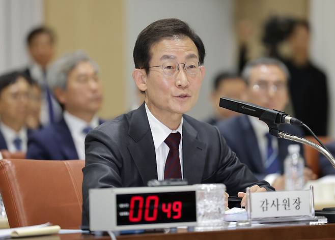 김호철 감사원장이 12일 서울 종로구 감사원에서 열린 국회 법제사법위원회 국정감사에 출석해 의원 질의에 답변하고 있다. 연합뉴스