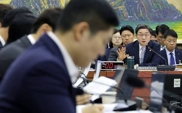 이억원 금융위원장이 8일 국회 정무위원회에서 열린 금융위원회 등에 대한 국정감사에서 위원들의 질의에 답하고 있다. 2026.10.8 [사진=연합뉴스]