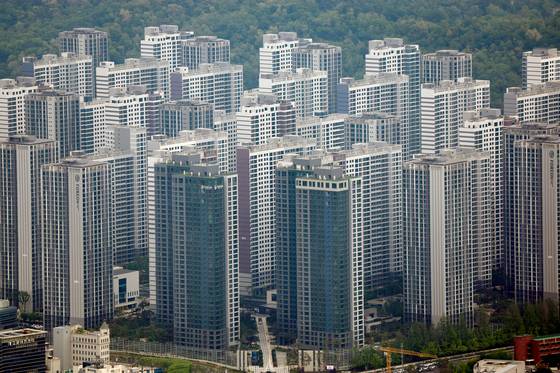서울 강동구 올림픽파크포레온(옛 둔촌주공) 단지 전경. 1만2032세대 대규모 재건축 이후 고소득 3040세대가 대거 유입되면서 둔촌1동 표심이 보수화 경향을 보였다. 연합뉴스