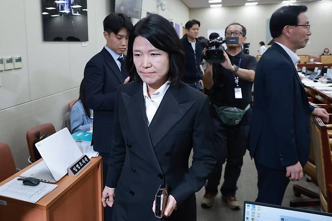 -12일 국회 과학기술정보방송통신위원회 전체회의에서 위원장인 더불어민주당 송기헌 의원이 국민의힘 이진숙 의원을 방송미디어통신위원회 국정감사에서 배제하는 제척의 건 표결을 진행하자 이 의원이 회의실을 떠나고 있다. 연합뉴스