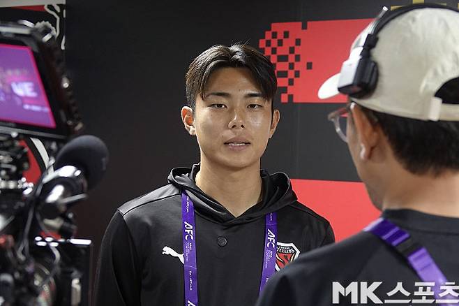 김동진은 이날 기자회견을 마친 뒤 말레이시아 방송사와 인터뷰를 진행했다. 사진=이근승 기자