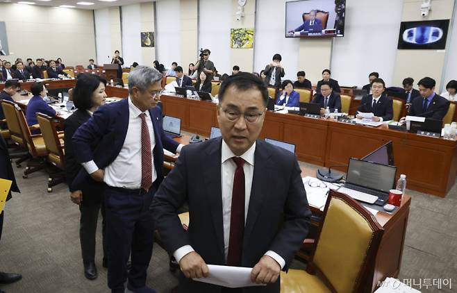 [서울=뉴시스] 김근수 기자 = 최형두 국민의힘 간사를 비롯한 국민의힘 의원들이 12일 오후 서울 여의도 국회에서 열린 과학기술정보통신위원회 국정감사에서 더불어민주당이 제안한 이진숙 국민의힘 의원에 대한 제척안에 반발해 퇴장하고 있다.  2026.10.12. ks@newsis.com /사진=김근수