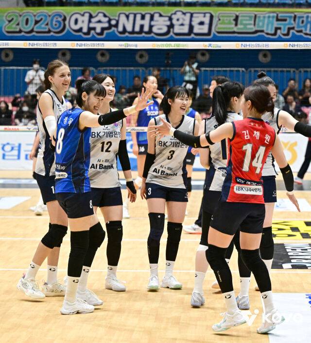 IBK기업은행 세터 박은서(3번, 가운데)가 11일 열린 2026 프로배구 컵대회 여자부 A조 조별리그 SOOP과 경기를 승리로 마친 뒤 팀 동료들과 함께 기뻐하고 있다./한국배구연맹(KOVO) 제공