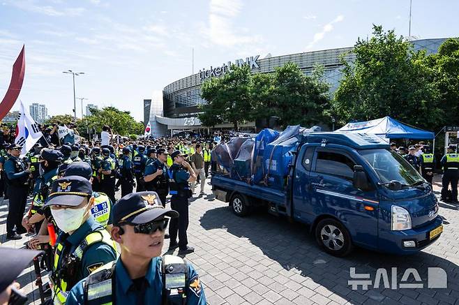 [서울=뉴시스] 사진공동취재단 = 대한체육회 산하 9개 종목 단체 관계자들이 8일 서울 송파구 올림픽공원 핸드볼 경기장에 진입해 장비 및 행정 자료 PC 반출 후 이동하고 있다.6·3 지방선거 당시 개표소로 사용된 올림픽공원 핸드볼 경기장은 석 달째 봉쇄 시위가 이어져 경기장에 입주한 9개 종목 단체 업무에 차질을 빚고 있다. 2026.09.08. photo@newsis.com
