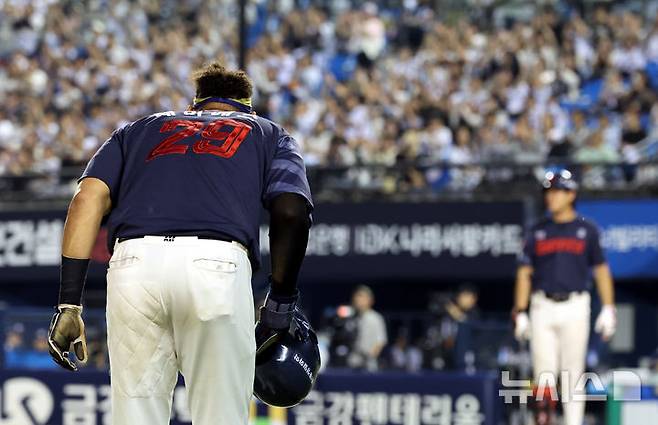 [서울=뉴시스] 박주성 기자 = 12일 오후 서울 송파구 잠실야구장에서 열린 2026 신한 SOL KBO리그  롯데 자이언츠 대 두산 베어스의 경기, 8회초 원아웃 주자 1루에서  롯데 레이예스가 안타를 치고 대주자로 교체되어 덕아웃으로 들어오며 팬들에게 인사를 하고 있다. 2026.10.12. park7691@newsis.com