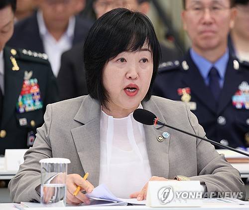 지난 8월 업무보고하는 홍소영 병무청장 (서울=연합뉴스) 김도훈 기자 = 홍소영 병무청장이 5일 청와대 영빈관에서 열린 이재명 대통령 주재 부처 업무보고에서 보고하고 있다. 2026.8.5 [청와대통신사진기자단] superdoo82@yna.co.kr