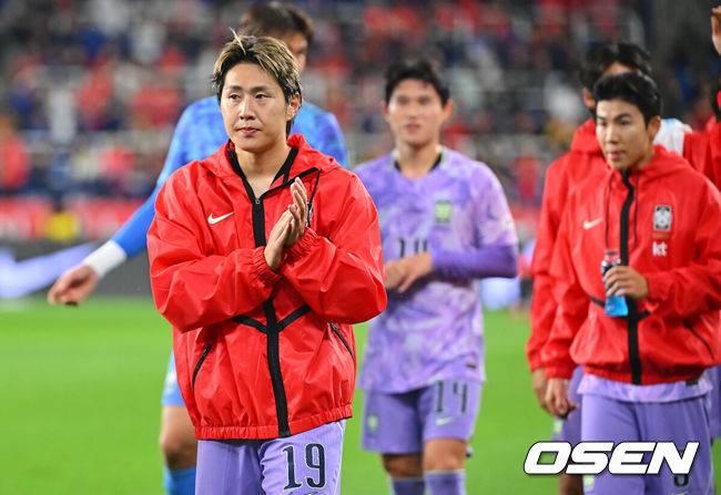 [OSEN=울산, 이석우 기자] 2일 울산문수축구경기장에서 대한민국과 베네수엘라의 친선경기가 열렸다.에콰도르전 3-0 완승과 우루과이전 1-4 대패로 극명한 경기력을 보인 ‘모레노호’가 베네수엘라전에서 전술적 유연성을 앞세워 빠르게 문제점을 보완했는지 시험대에 올랐다.대한민국 축구 이강인이 베네수엘라와 0-0 무승부를 기록하고 아쉬운 표정으로 팬들에게 인사를 하고 있다. 2026.10.02 / foto0307@osen.co.kr