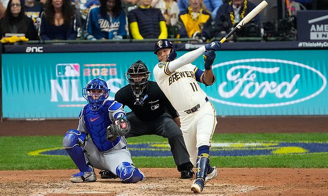 미국 메이저리그(MLB) 밀워키 브루어스의 잭슨 추리오가 12일(한국시간) 미국 위스콘신주 밀워키의 아메리칸 패밀리 필드에서 열린 로스앤젤레스 다저스와의 2026 MLB 내셔널리그 챔피언십시리즈 1차전 8회에 안타를 때려내고 있다. 밀워키=AP연합뉴스