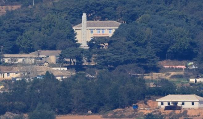 북한이 노동당 창건 81주년을 맞아 차분한 기념일을 보낸 다음 날인 11일 파주 오두산 전망대에서 바라본 북한 황해도 개풍군일대에 대남 선전 문구가 보이고 있다.  연합뉴스