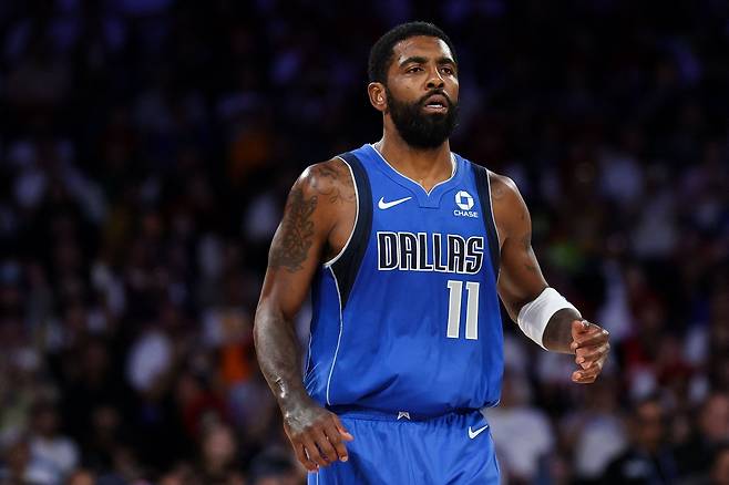 댈러스 카이리 어빙이 11일 NBA 프리시즌 휴스턴전에서 19개월 만에 복귀전을 치르고 있다. AFP연합뉴스
