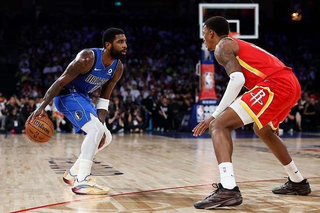 댈러스 카이리 어빙이 11일 NBA 프리시즌 휴스턴전에서 상대 선수 앞에서 드리블 하고 있다. AFP연합뉴스