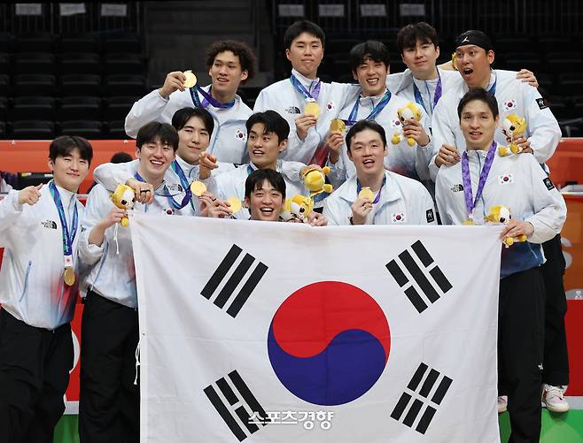 대한민국 남자농구 대표팀 선수들이 20일 일본 나고야 아이치 인터내셔널 아레나에서 열린 2026 아이치·나고야 아시안게임 결승전에서 일본을 꺾고 금메달을 차지한 뒤 기념사진을 찍고 있다. 2026.9.20. 강윤중 선임기자