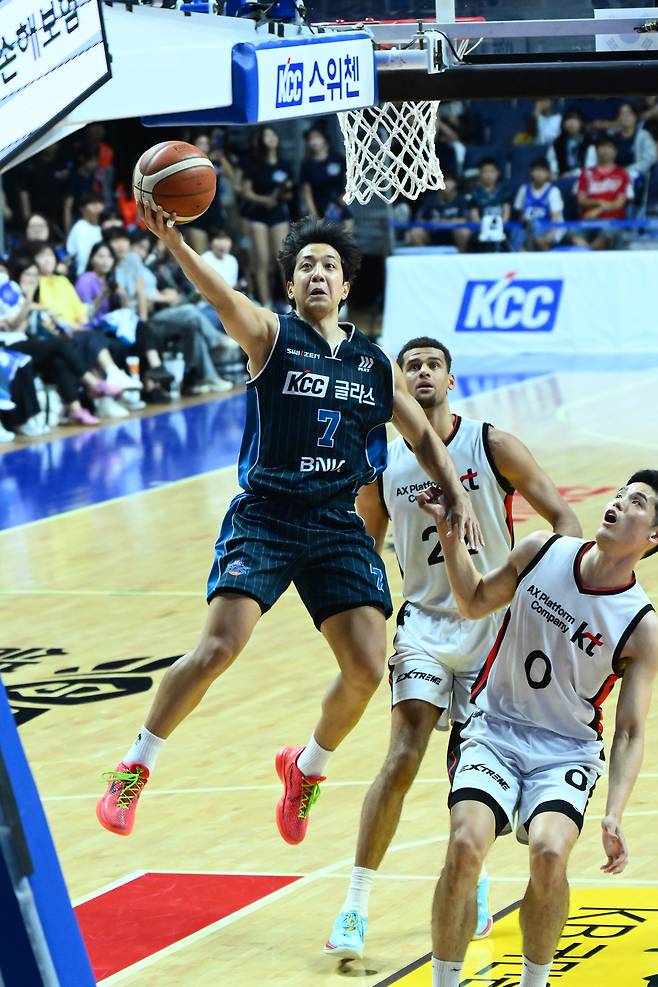 부산 KCC 허훈이 11일 프로농구 수원 KT전에서 골밑을 돌파해 레이업 슛을 하고 있다. KBL 제공
