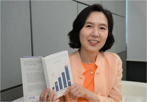 의료의 상업성을 비판하는 저서 '의료비즈니스의 시대' 출간 당시 김현아 교수 [본인 제공]