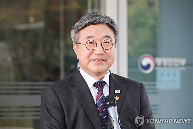 '임은정 감찰' 이유 설명하는 윤호중 행안부 장관 (세종=연합뉴스) 김주성 기자 = 윤호중 행정안전부 장관이 12일 세종시 정부세종청사에서 임은정 광주지방중대범죄수사청장에 대한 감찰 지시와 관련해 취재진 질문에 답하고 있다. 2026.10.12 utzza@yna.co.kr