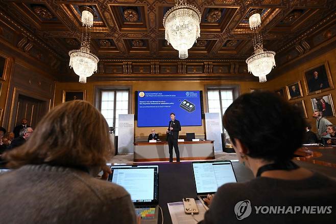 노벨 경제학상에 홀·우드퍼드 [AFP=연합뉴스. 재판매 및 DB 금지]