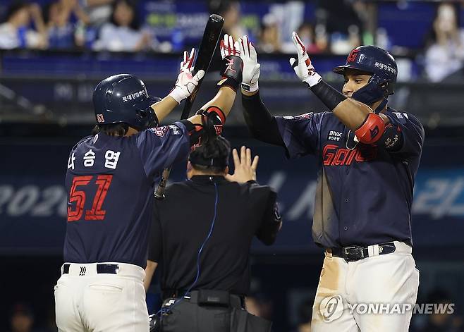 솔로포 축하 (서울=연합뉴스) 이지은 기자 = 12일 서울 잠실야구장에서 열린 프로야구 KBO리그 롯데와 두산의 경기. 6회초 2사에서 롯데 레이예스가 솔로홈런을 친 뒤 홈으로 들어오며 나승엽과 하이파이브를 하고 있다. 2026.10.12 jieunlee@yna.co.kr