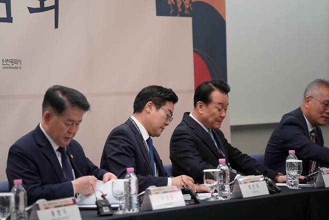 박찬대 인천광역시장이 지난달 28일 송도컨벤시아에서 열린 '세계한인주간 기자간담회'에서 취재진의 질문에 답하고 있다. 사진=인천시