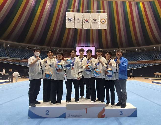 지난 7일부터 9일까지 제주 한라체육관에서 열린 제107회 전국체육대회 기계체조 제천시청 남자체조팀(사진=제천시 제공)