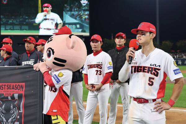12일 광주 기아챔피언스필드에서 열린 LG트윈스와의 시즌 최종전에서 승리하며 정규리그 3위로 포스트시즌에 진출한 KIA타이거즈 김도영 선수가 출정식에서 팬들에게 감사의 말을 전하고 있다, KIA 제공
