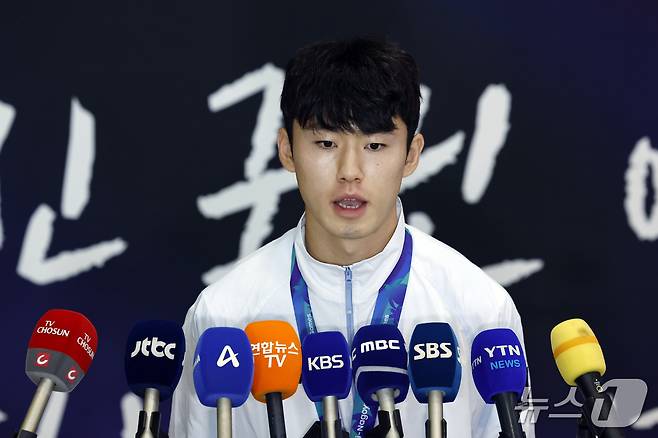 2026 아이치-나고야 아시안게임 남자축구 4연패를 만든 이민성호 이기혁이 4일 오후 인천국제공항을 통해 귀국해 취재진과 인터뷰를 하고 있다. 2026.10.4 ⓒ 뉴스1 박정호 기자
