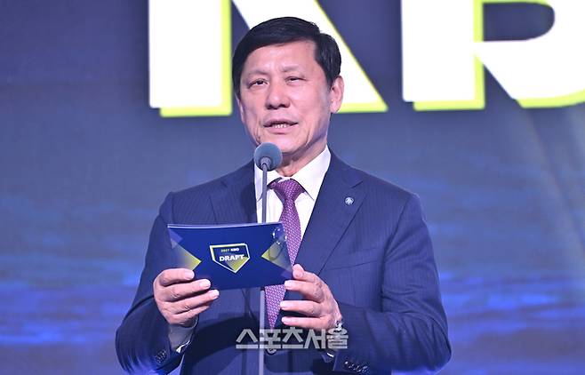 허구연 KBO총재가 21일 서울 잠실 롯데호텔 월드에서 열린 2027 KBO 신인드래프트에서 인사말을 하고 있다. 최승섭기자 thunder@sportsseoul.com