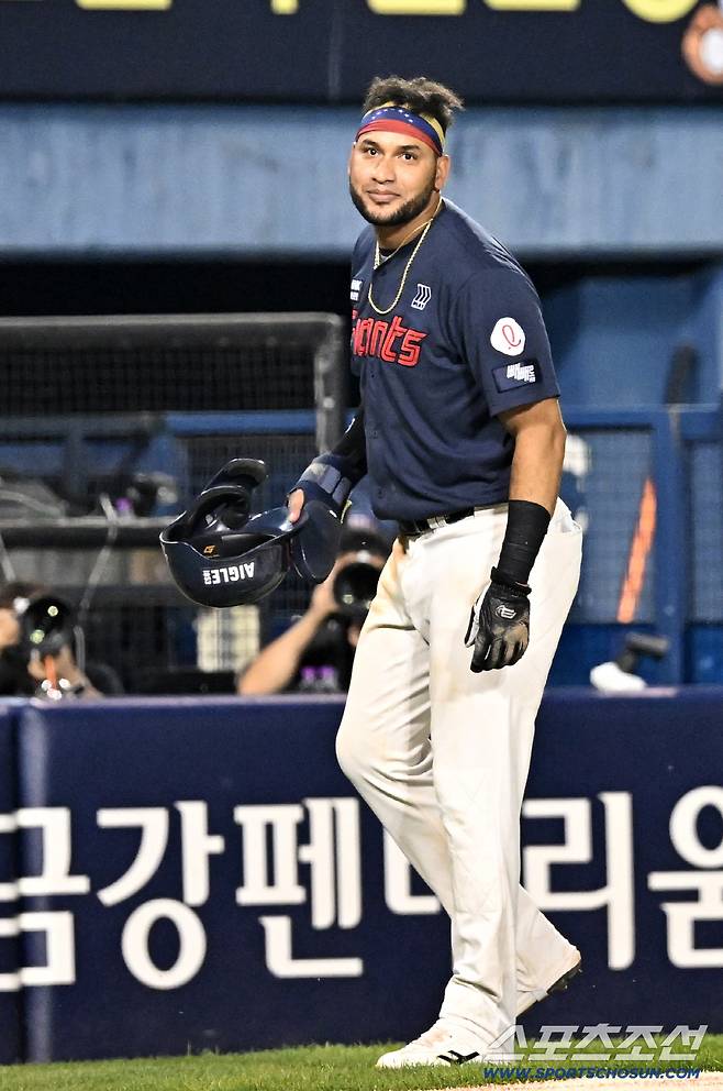 8회초 1사 1루 시즌 211번째 안타를 기록한 레이예스, 환호하는 3루 롯데 팬들에게 인사하다 뒤를 돌아봤다. 이유는 뭐였을까. 잠실=허상욱 기자