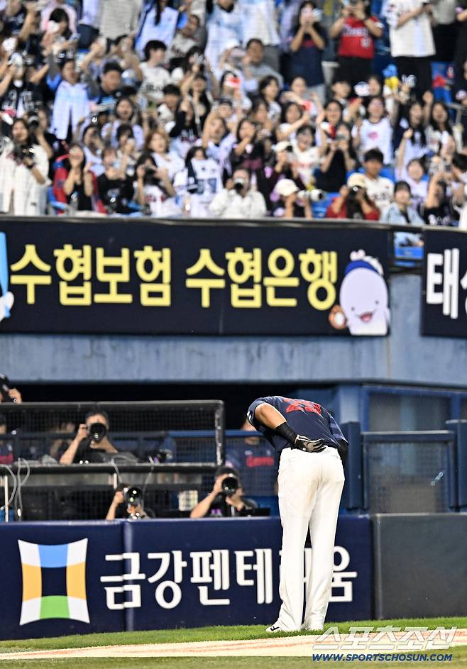 3루 관중석 롯데 팬들에게 감사 인사를 전하는 레이예스