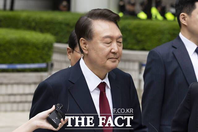 국민의힘이 보전받은 대선비용 397억원의 반환 여부가 달린 윤석열 전 대통령 공직선거법 위반 항소심 사건에서 민중기 특별검사팀(김건희 특검)이 윤 전 대통령에게 1심과 같은 당선무효형을 를 선고해달라고 재판부에 요청했다. 윤 전 대통령이 지난해 5월 서울 서초구 중앙지방법원에서 열린 내란 우두머리 혐의 사건 1심 공판의 오전 재판 종료 후 점심 식사를 위해 나서며 취재진의 질문을 받고 있다. /사진공동취재단