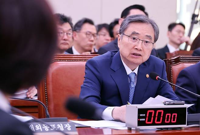 지난 6일 국회에서 열린 외교통일위원회 국정감사에서 조현 외교부 장관이 의원들의 질의에 답변하고 있다. 연합뉴스