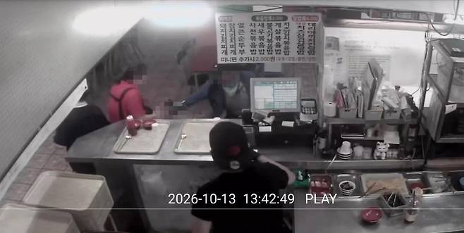 13일 오후 인천시 남동구 대형 상업시설에서 50대 남성이 흉기 난동을 벌여 이용객 8명이 다쳤다. 사진은 건물 2층 식당가 폐쇄회로(CC)TV에 담긴 피의자 범행 모습. 연합뉴스