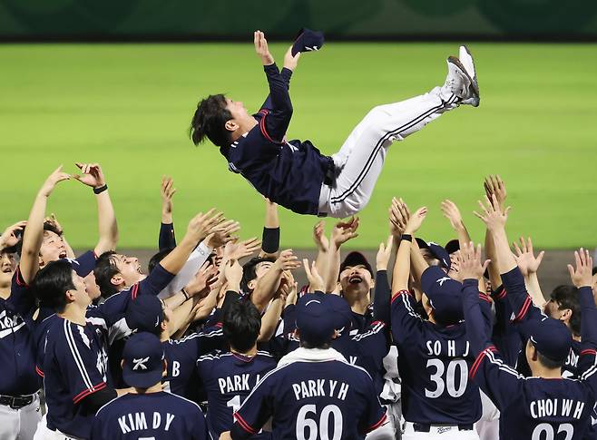 27일 일본 아이치현 도요하시 시민구장에서 열린 2026 아이치·나고야 아시안게임 결승 한국과 일본의 경기. 3대1로 금메달을 차지한 한국대표팀 선수들이 류지현 감독을 헹가래 치고 있다. 2026.9.27 [연합뉴스]