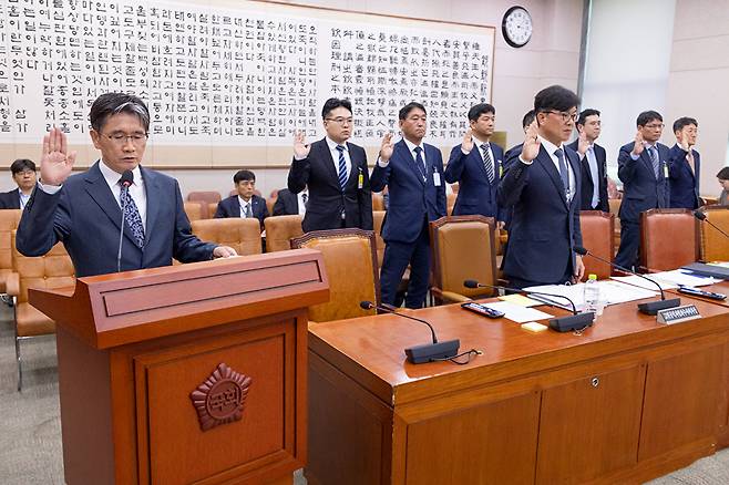 오동운 고위공직자범죄수사처(공수처)장과 기관증인들이 13일 국회 법제사법위원회에서 열린 국정감사에 출석해 증인 선서를 하고 있다. 2026.10.13 [사진=연합뉴스]