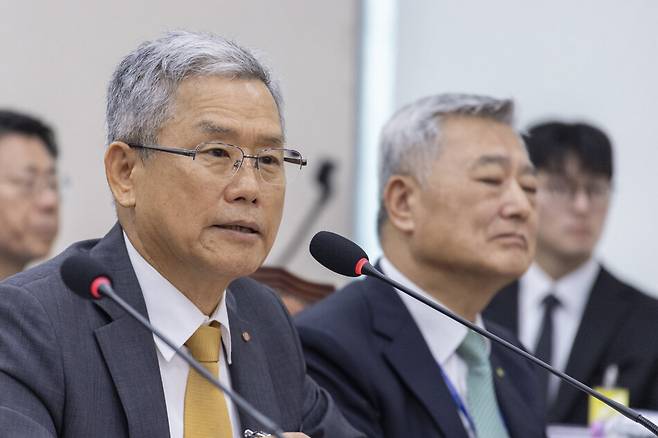 김동철 한국전력 사장이 지난 12일 국회에서 열린 산업통상자원중소벤처기업위원회 국정감사에서 출석해 의원 질의에 답하고 있다. 연합뉴스