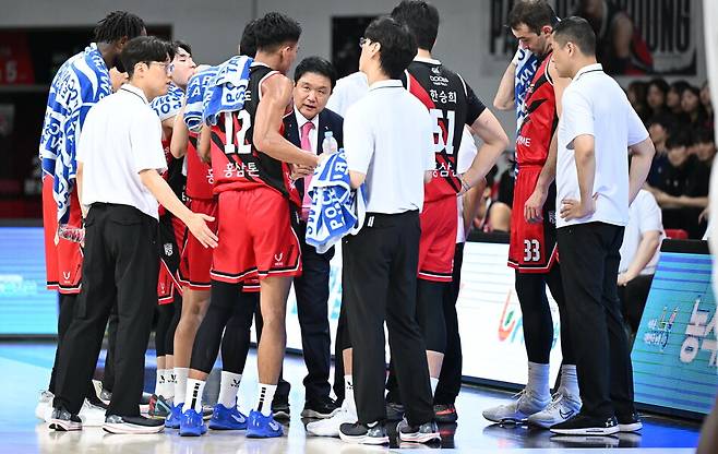 안양 정관장 유도훈 감독이 선수들에게 지시를 내리고 있다. KBL 제공