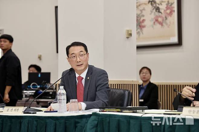 [워싱턴=뉴시스]김건 국민의힘 의원이 12일(현지 시간) 미국 워싱턴DC 주미대사관에서 열린 국회 외교통일위원회 국정감사에서 질의하고 있다. (사진=워싱턴공동취재단). 2026.10.13.