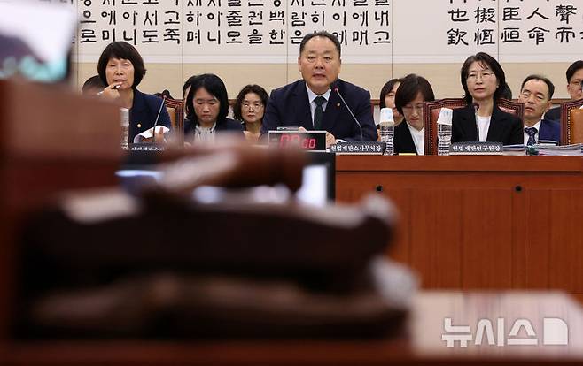 [서울=뉴시스] 고범준 기자 = 손인혁 헌법재판소 사무처장이 13일 서울 여의도 국회에서 열린 법제사법위원회 국정감사(헌법재판소 등)에서 의원 질의에 답변하고 있다. 2026.10.13. bjko@newsis.com