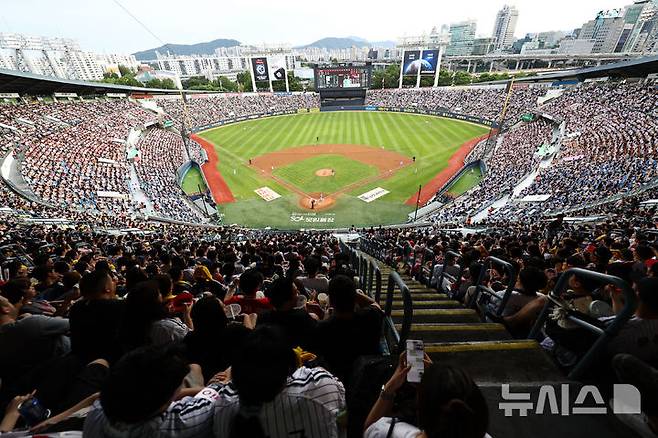[서울=뉴시스] 최진석 기자 = 7일 서울 잠실야구장에서 열린 ‘2025 KBO리그’ SSG 랜더스와 LG 트윈스의 경기, 야구팬들이 응원을 하고 있다. KBO(한국야구위원회)에 따르면  지난 5일 프로야구 누적 관중 1090만1173명을 기록, 이는 635경기 만에 세운 단일 시즌 역대 최다 기록이다. 2025.09.07. myjs@newsis.com
