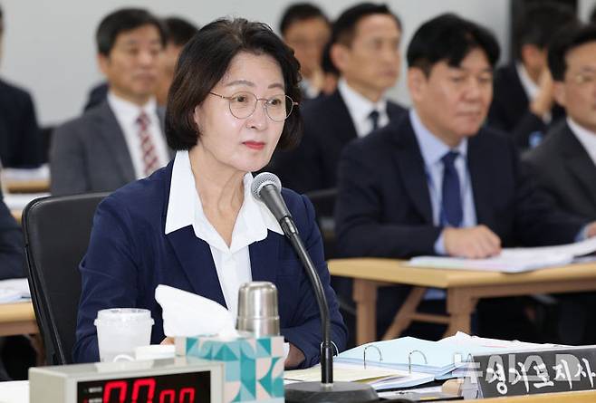 [수원=뉴시스] 김종택 기자 = 추미애 경기도지사가 13일 경기 수원시 경기도청에서 열린 국회 행정안전위원회의 경기도에 대한 국정감사에서 의원 질의를 듣고 있다. 2026.10.13. jtk@newsis.com