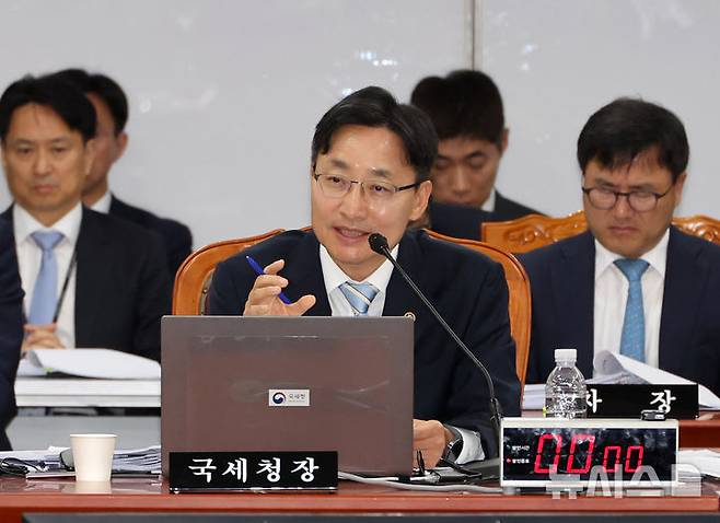 [세종=뉴시스] 배훈식 기자 = 임광현 국세청장이 13일 오후 세종시 정부세종2청사에서 열린 국회 재정경제기획위원회 국정감사에서 질의에 답변하고 있다. 2026.10.13. dahora83@newsis.com