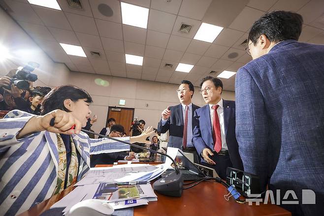 [서울=뉴시스] 정병혁 기자 = 국민의힘 의원들이 6일 서울 여의도 국회에서 열린 국회 법제사법위원회의 대법원 등 국정감사에서 서영교 위원장의 회의 진행방식에 대해 항의하고 있다. 2026.10.06. jhope@newsis.com