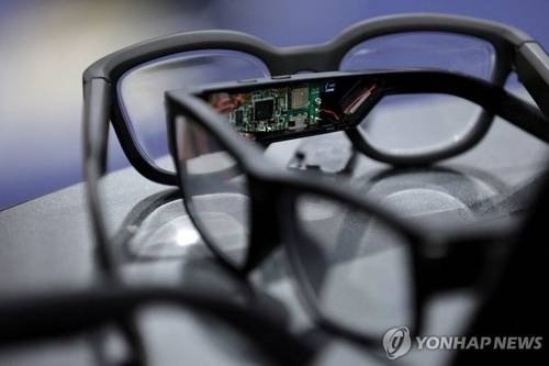 스마트 안경. 본 기사 내용과 직접 관련 없음. [연합뉴스 자료사진]