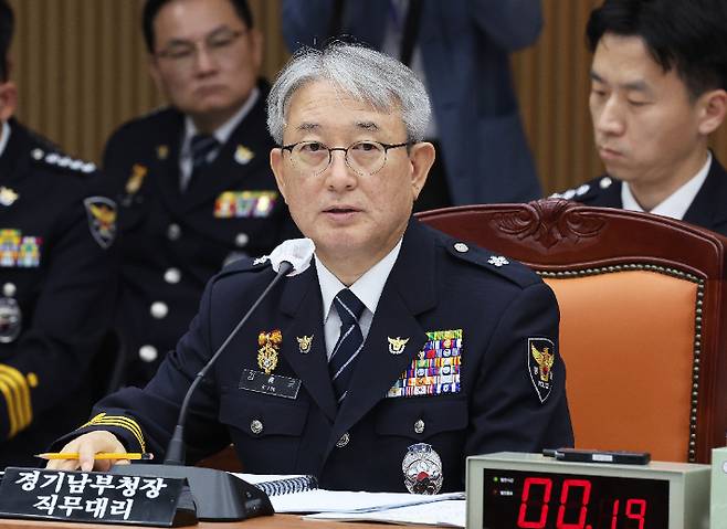 질의에 답하는 김홍근 경기남부경찰청장 직무대리. 연합뉴스