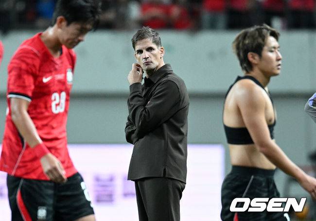 [OSEN= 서울월드컵경기장, 이대선 기자] 로베르트&nbsp;모레노 임시 감독이 이끄는 대한민국 축구 국가대표팀은 28일 서울월드컵경기장에서 디에고 포를란 감독이 지휘하는 우루과이와 A매치 맞대결을 치러 1-4로 대패했다.이로써 모레노 감독은 지난 에콰도르전 3-0 완승 분위기를 이어기는 데 실패했다. 부임 2경기 만에 남미 강호 우루과이를 만나 1-4로 무너졌다.경기 종료 후 한국 로베르토 모레노 감독이 생각에 잠겨 있다. 2026.09.28 / sunday@osen.co.kr