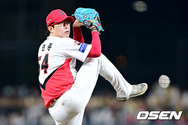 [OSEN=광주, 최규한 기자] 12일 광주-기아 챔피언스필드에서 ‘2026 신한 SOL Bank KBO리그’ KIA 타이거즈와 LG 트윈스의 경기가 열렸다.홈팀 KIA는 양현종, 방문팀 LG는 임찬규를 선발로 내세웠다.1회초 KIA 선발 양현종이 힘차게 공을 뿌리고 있다. 2026.10.12 / dreamer@osen.co.kr
