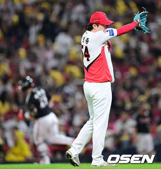 [OSEN=광주, 최규한 기자] 12일 광주-기아 챔피언스필드에서 ‘2026 신한 SOL Bank KBO리그’ KIA 타이거즈와 LG 트윈스의 경기가 열렸다.홈팀 KIA는 양현종, 방문팀 LG는 임찬규를 선발로 내세웠다.2회초 2사 주자없는 상황 LG 박동원에게 동점 좌월 솔로포를 내준 KIA 선발 양현종이 아쉬워하고 있다. 2026.10.12 / dreamer@osen.co.kr