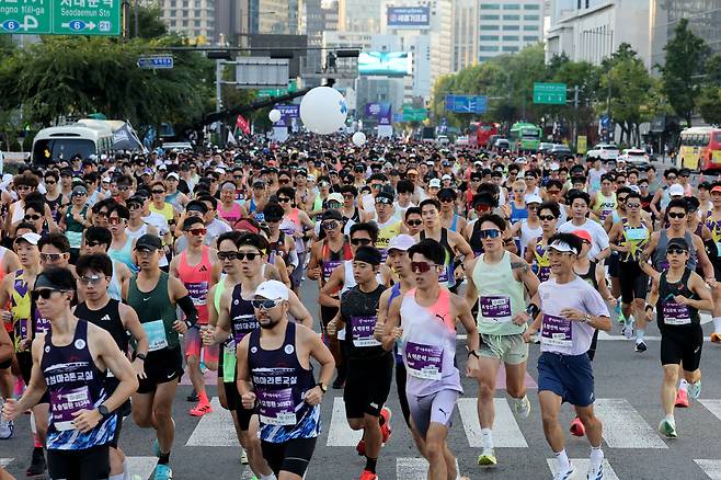 지난 11일 오전 서울 중구 청계광장 앞에서 열린 ‘2026 서울달리기(서울레이스)’에서 참가자들이 뛰는 모습. 뉴스1