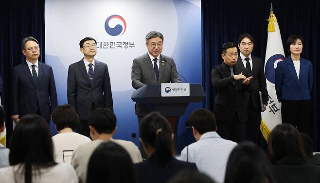 윤호중 행정안전부 장관(가운데)이 13일 정부서울청사 본관 브리핑룸에서 2차 중앙행정기관 이전 세부계획을 발표하고 있다. ⓒ연합뉴스